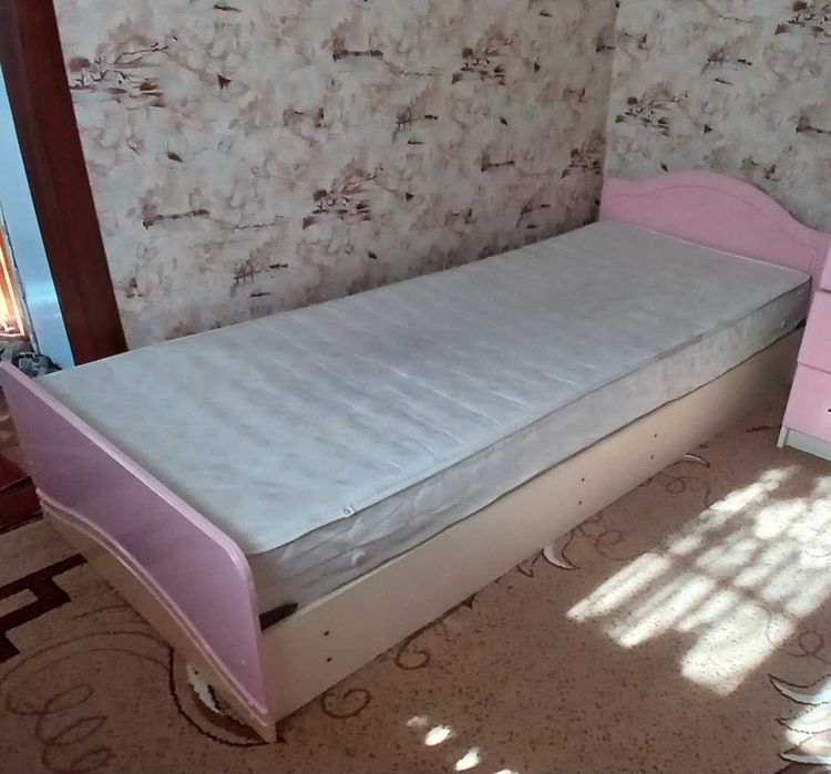 Ліжко з матрасом для дівчинки