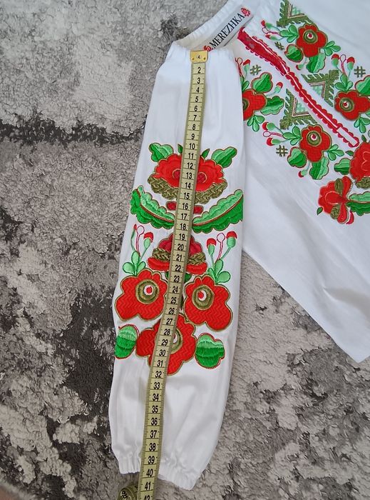 Красива вишиванка для дівчинки