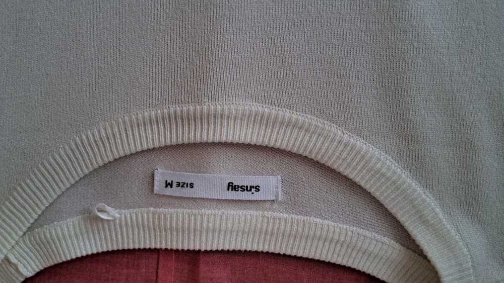 sweter w kolorze mlecznym.