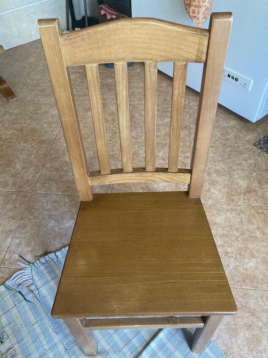 Mesa de jantar e seis cadeiras, mais mesa de centro sala em Madeira