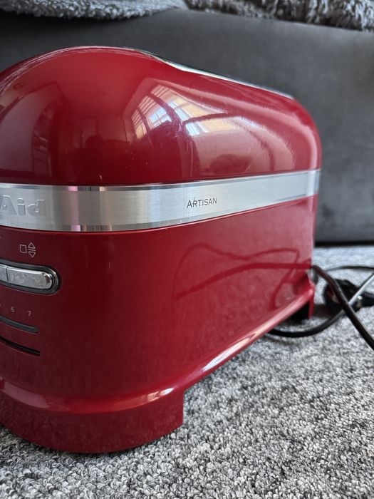 Тостер KitchenAid Artisan 5KMT2204E червоного кольору.