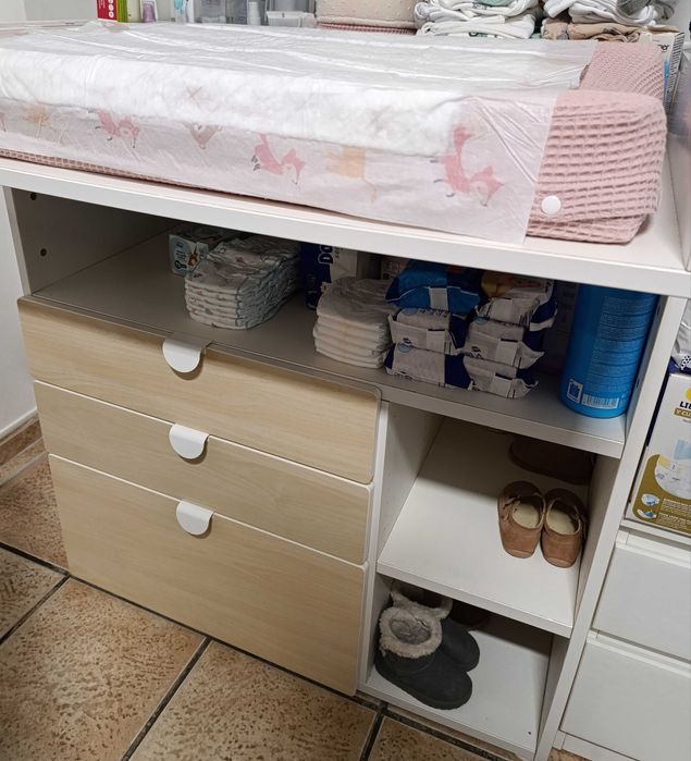 Fraldário e roupeiro de criança