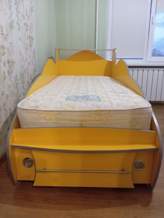 дитяче ліжко з матрацом
