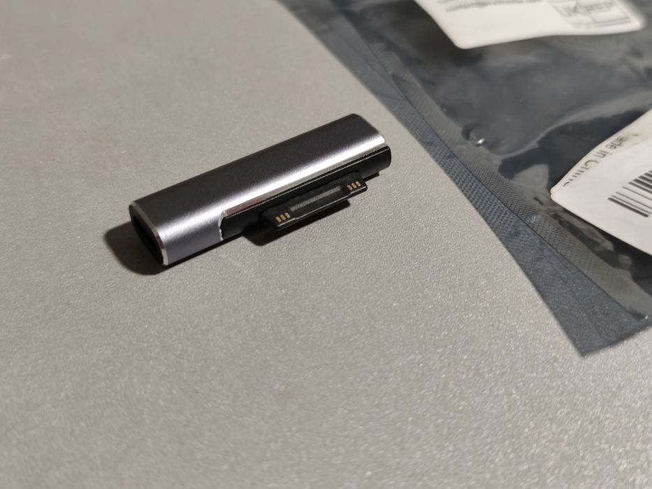adapter ładujący USB-C do Microsoft Surface o mocy 102 W.