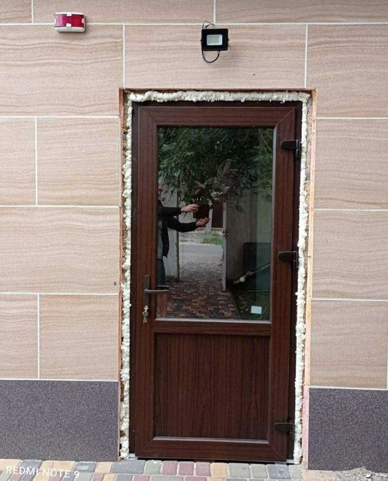 Пластиковые двери металлопластиковые доступная цена установка доставка