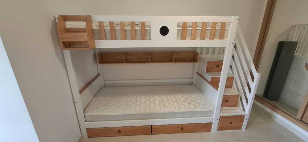 Beliche com escadas, 6 gavetas e 2 colchões — apenas 7 meses