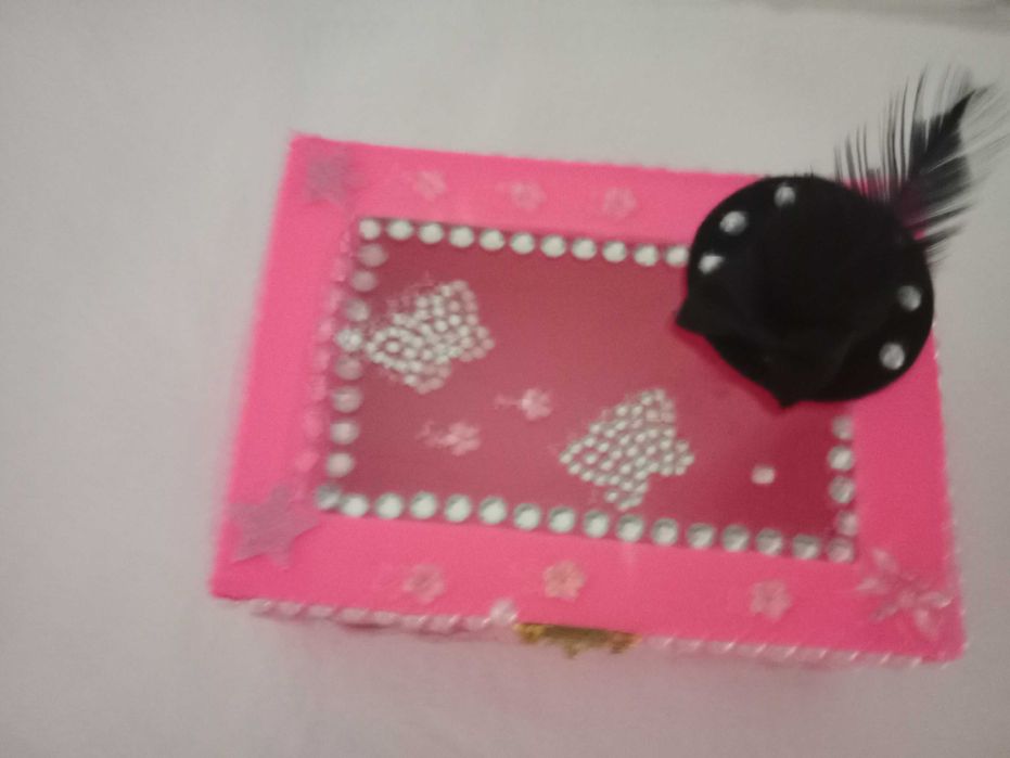 Caixa de jóias grande recheada cor de rosa