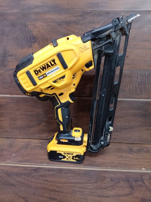 DeWalt DCN650 Gwoździarka z baterią 5ah