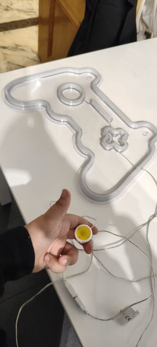 Luminária em forma de comando de consola com cabo para teste