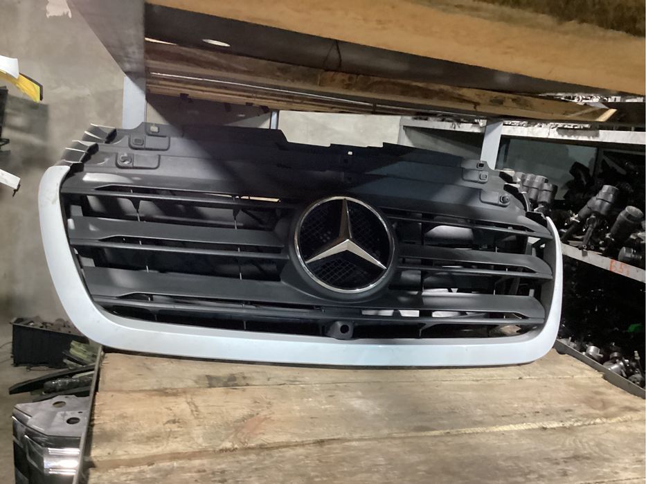 Разборка Mercedes Sprinter 907 Рішотка радіатора Фара крило бампер 910