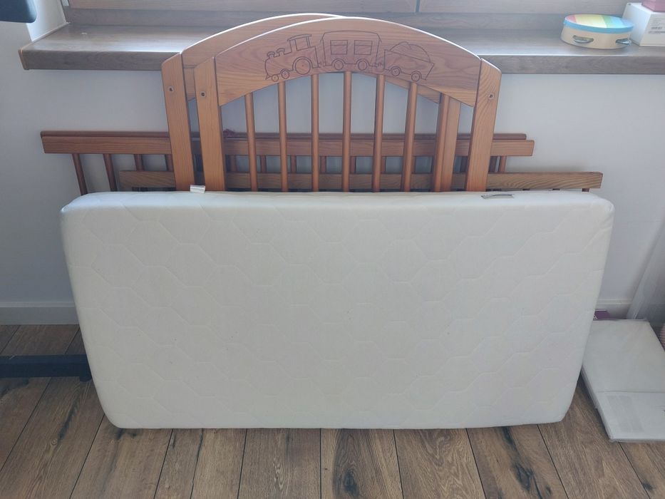 Łóżeczko dziecięce z materacem