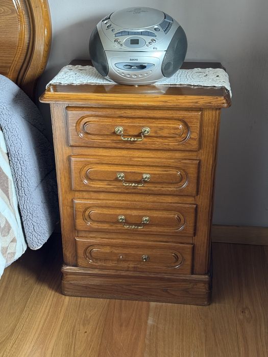 Cama e mesas de apoio