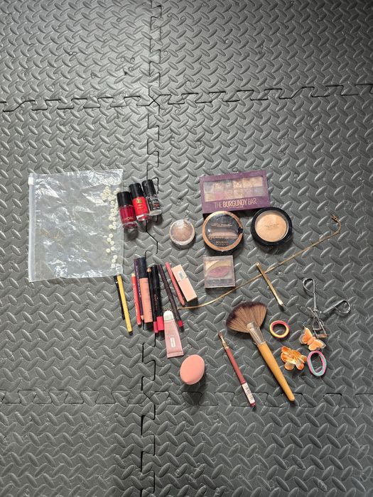 Kosmetyki widoczne na zdjeciu