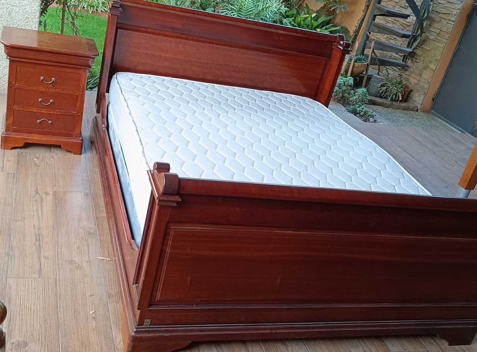 Cama, estrado, colchão e mesinha