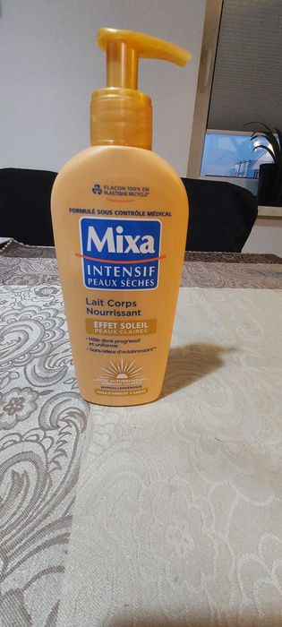 Odżywczy balsam do ciała z efektem muśnięcia słońcem Mixa  250ml