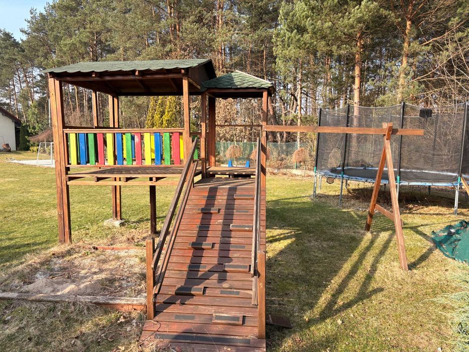 Drewniany domek dla dzieci do ogrodu