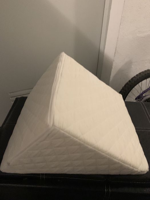 Encosto anatómico acolchoado triangular ikea