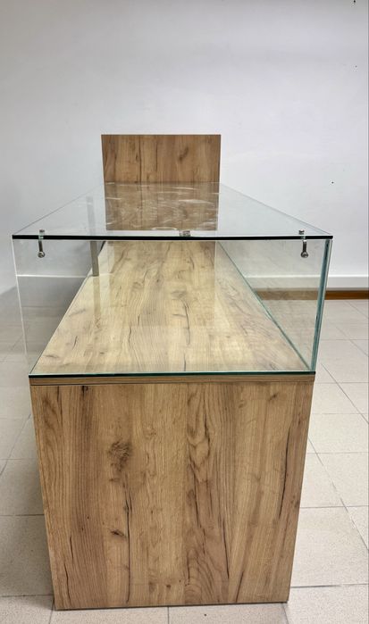 Balcao Madeira com montra vidro em bom estado