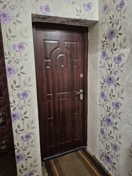 Продам двох кімнатну квартиру в 16 квартирному будинку