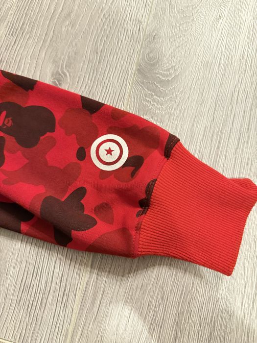Czerwona bluza bape