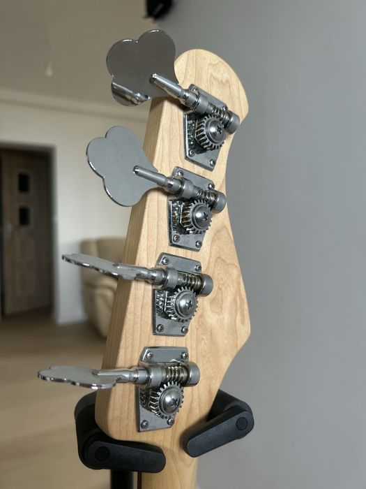 Leworęczna gitara basowa Bacchus Universe Series