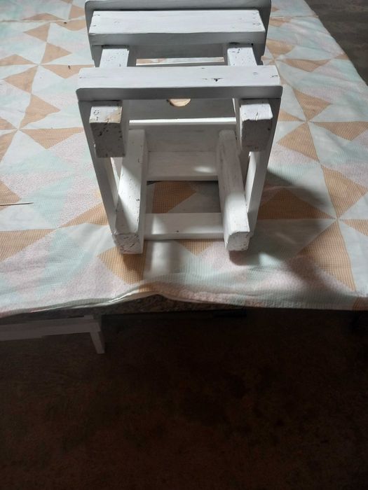 Banco rústico pequeno para servir como Banco ou para apoio a vasos de flores ou floreira  com 0,27cm quadrados  026cm altura