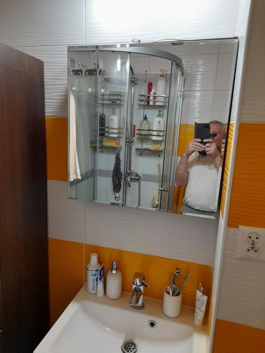 Zestaw mebli łazienkowych z umywalką I baterią