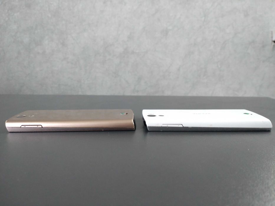 2 телефона Sony Ericsson Xperia ray (ST18i) Gold и White