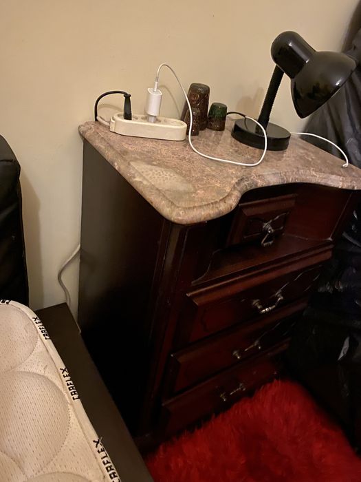 Mesinha de cabeceira com pedra marmore