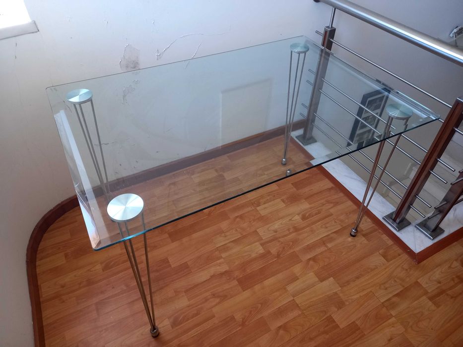 Mesa rectangular tampo de vidro com pés metálicos cromados