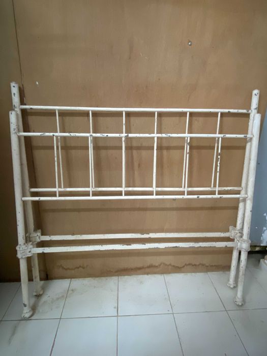 Camas de Ferro antigas com suportes - 2 unidades