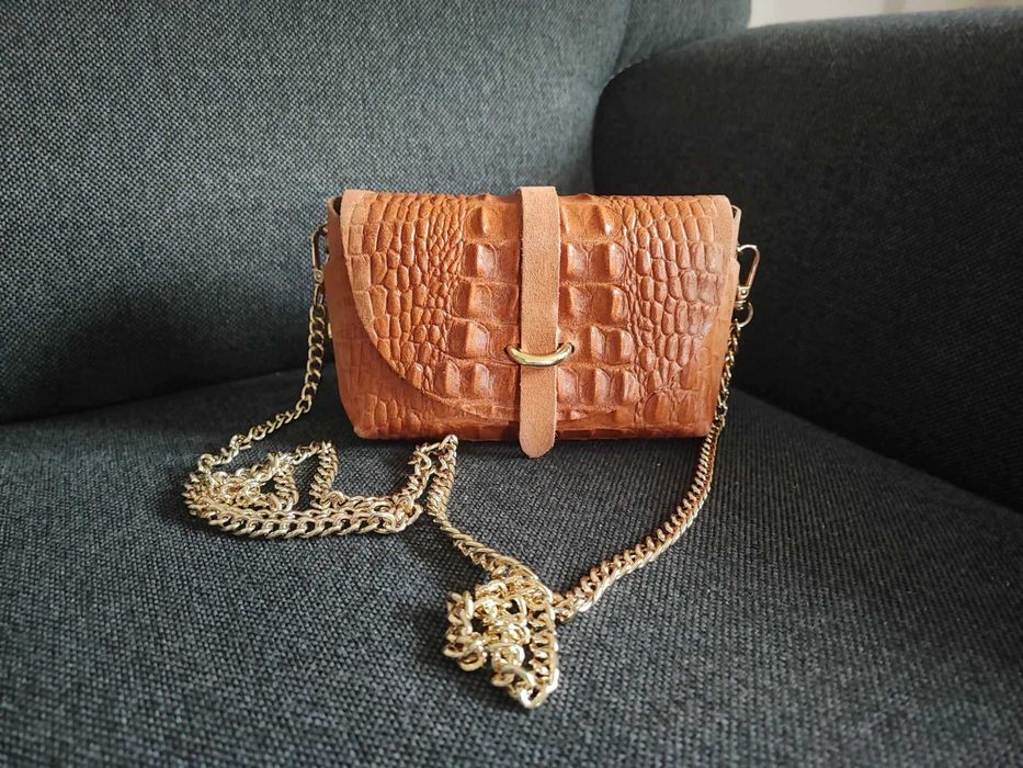 Torebka naturalna skóra zamsz złote okucia łańcuszek kolor karmel