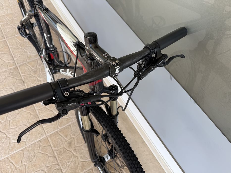 Bicicleta de BTT em carbono