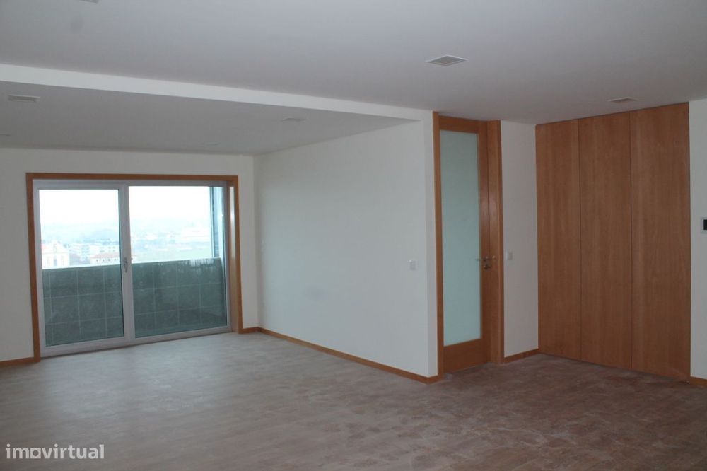 T3 grande com garagem para 2 carros