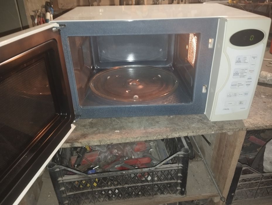 Мікрохвильова піч Самсунг.В робочому стані