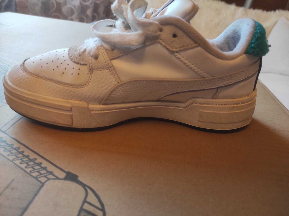 Білі кросівки для жінок від Puma