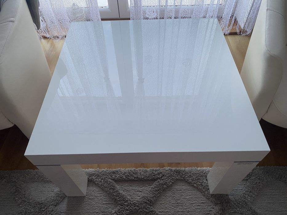 Stolik salonowy bialy z polyskiem