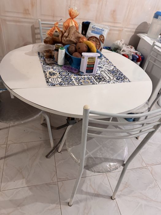 Jogo de mesa com 4 cadeira em bom estado