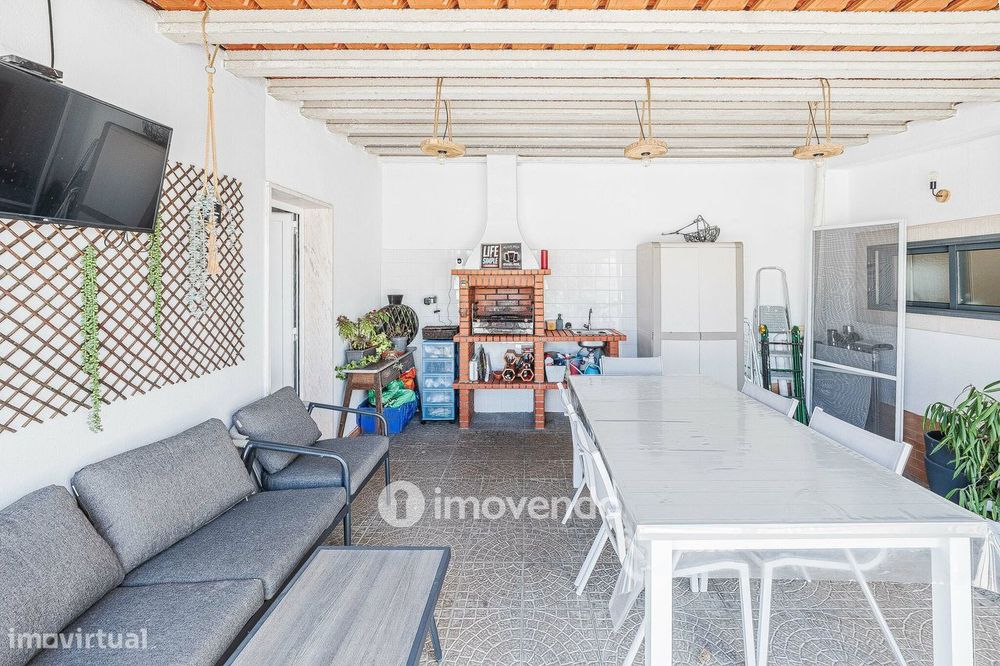 Moradia T3+1 de design moderno, com jardim, na Quinta do Anjo