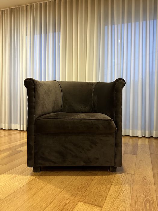 Poltrona castanha em veludo