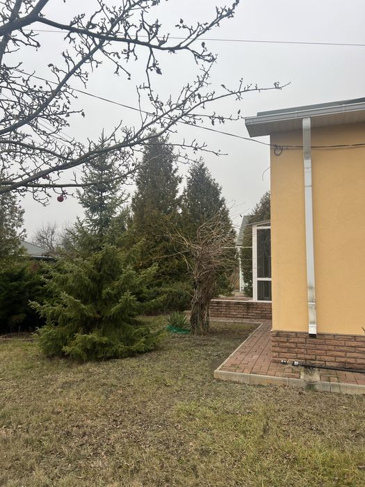 Будинок біля солоного озера