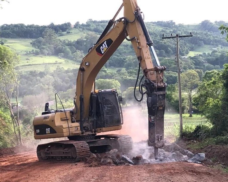 Demolição e Abertura de Valas com Giratória – Rápido e Seguro!
