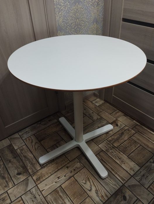 Великі столи, різні