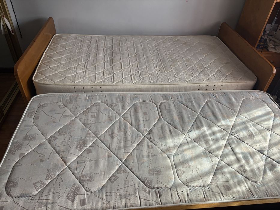 Cama dupla de corpo e meio + 2 colchões