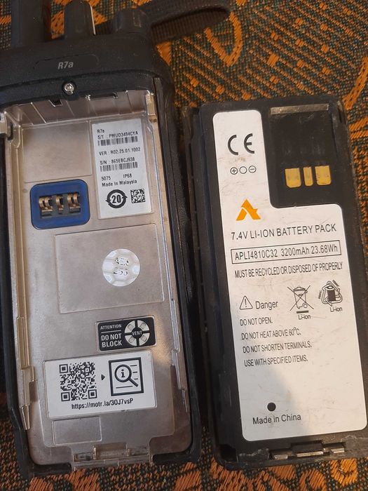 Motorola R7a — Бойовий комплект: 2 АКБ (один з Type-C) + 2 зарядки