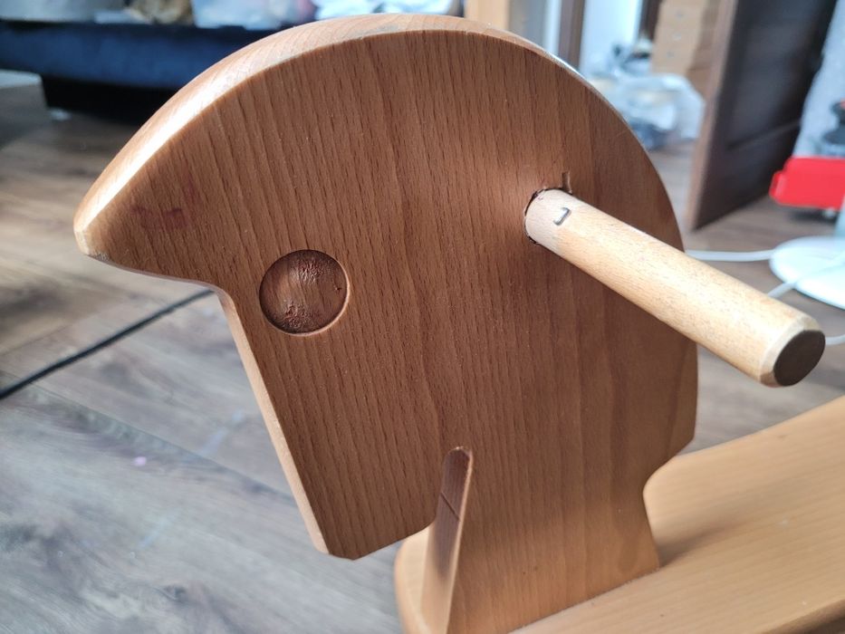 Drewniany konik na biegunach