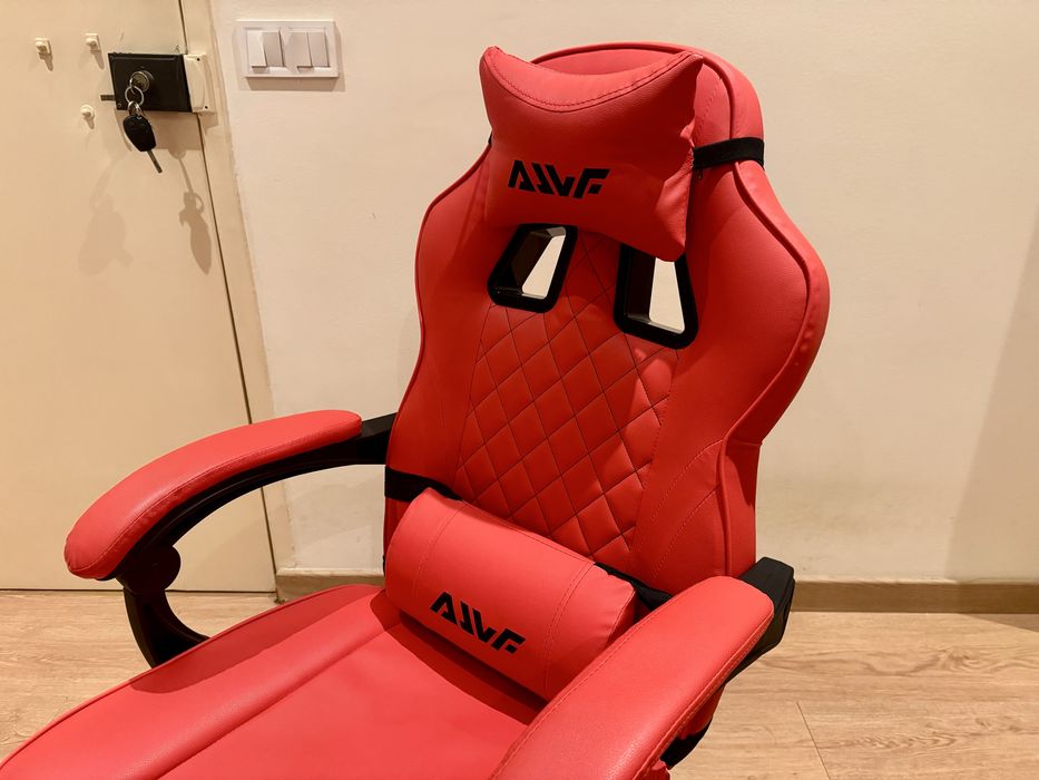 Cadeira Gaming AIVF vermelha com apoio de pés — quase nova