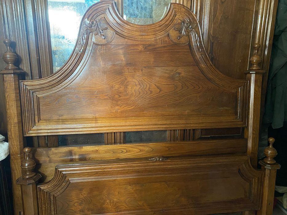 Cama de Casal em Carvalho Maciço - Design Clássico e Resistente