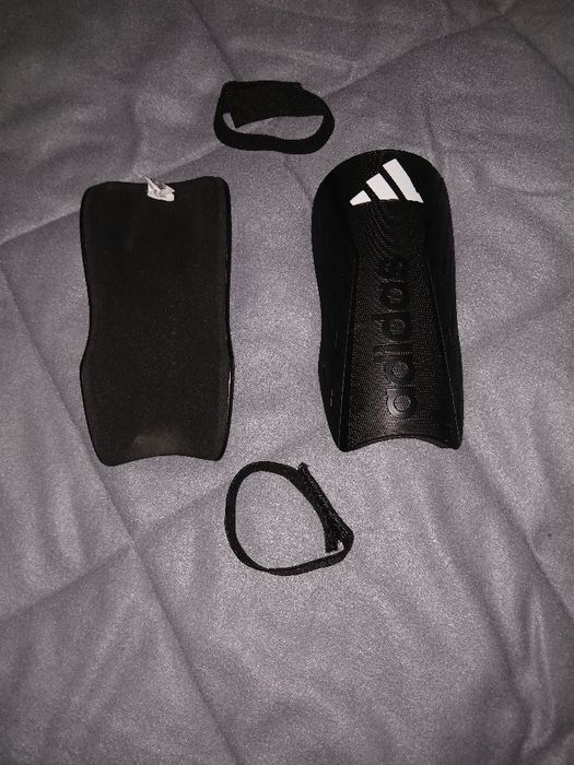 Vendo chuteiras de Nike tamanho 42 mais caneleiras