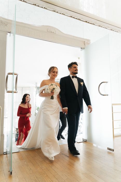 Шикарна весільна сукня з відстібним шлейфом